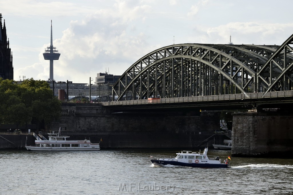 PSpringt kein Suizid Brueckenspringer Koeln Hohenzollernbruecke P035.JPG - Miklos Laubert